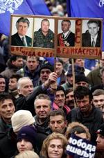 Tusinder af ultranationalistiske serbere samledes i dag i en stor støtte-demonstration for at hindre udlevering af de to krigsforbrydertiltalte Ratko Mladic og Radovan Karadzic til retsforfølgelse. - Foto: AP 