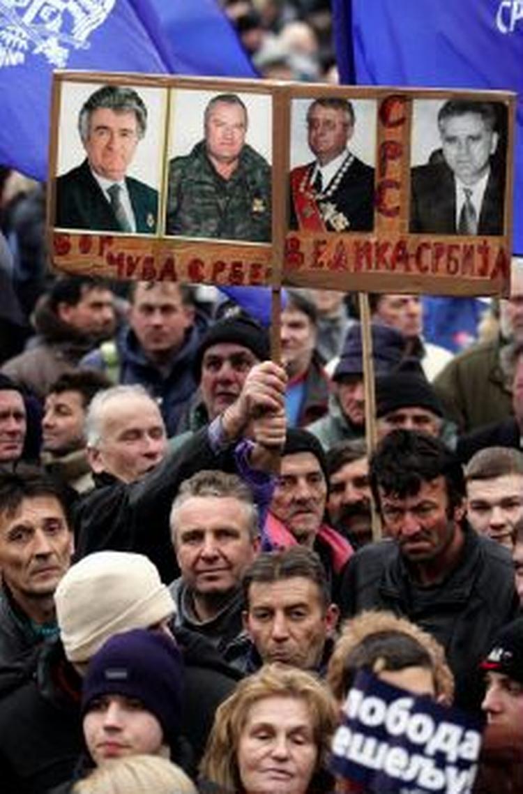 Tusinder af ultranationalistiske serbere samledes i dag i en stor støtte-demonstration for at hindre udlevering af de to krigsforbrydertiltalte Ratko Mladic og Radovan Karadzic til retsforfølgelse. - Foto: AP 