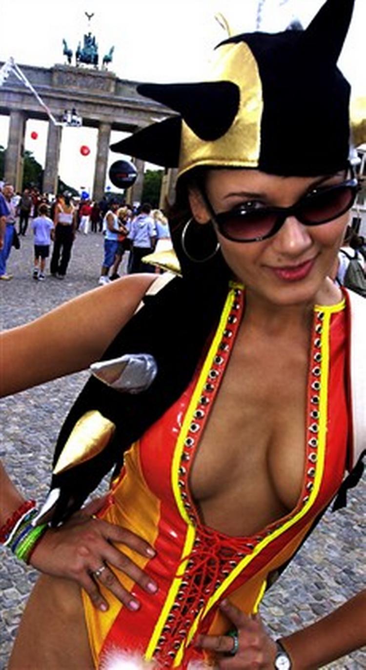 Michaela var en af omkring en halv million deltagere i den 15. Love Parade i Berlin i 2003. I de store år kom der tre gange så mange.   Foto: Michael Hanschke 