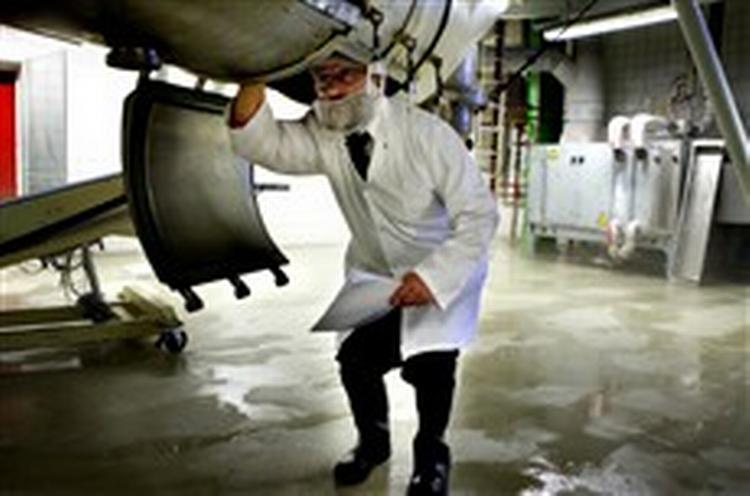 Rabbiner Abraham Schwarz iført hygiejnisk skæg-net på kontrolbesøg hos Danisco i Grindsted. Hans baggrund er otte år på rabbinerskole.   Foto: Lars Skaaning 