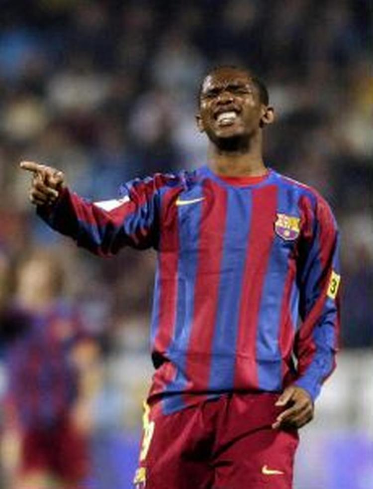 Samuel Eto o blev så vred over tilråbene fra Zaragozas fans, at han var klar til at forlade banen. - Foto: AP 