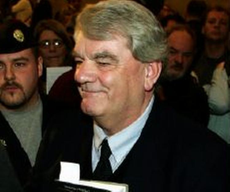 David Irving selv og mange medier i Storbritannien mener, at han er offer for en indskrænkning i retten til at udtale sig om hvad som helst. - Foto: AP 