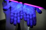 Hvidovre Hospital har et apparat, der med ultraviolet belysning kan afsløre, hvilke områder på hænderne der er tilstrækkeligt afvasket. De lyse områder er gnedet ind i sprit   men de mørke er ikke sprittet tilstrækkeligt.   Foto: Jens Dresling 