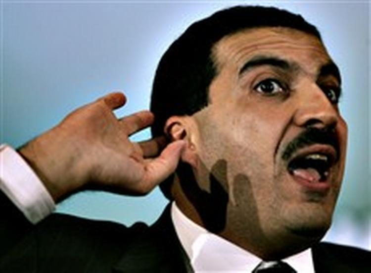Tv-prædikant Amr Khaled er populær blandt unge, bl.a. fordi han ikke prædiker formaninger, men sludrer med dem og lytter til dem.   Foto: Nasser Nasser/AP 