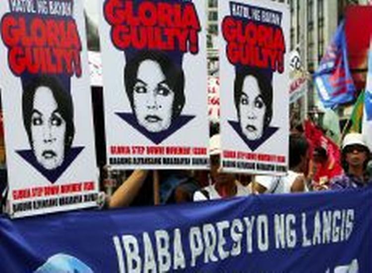 Filippinernes præsident Gloria Arroyo er ofte udsat for demonstrationer. Men et kupforsøg fredag satte gang i en række anholdelser i både militæret og blandt venstreorienterede politikere. - Arkivfoto: AP 
