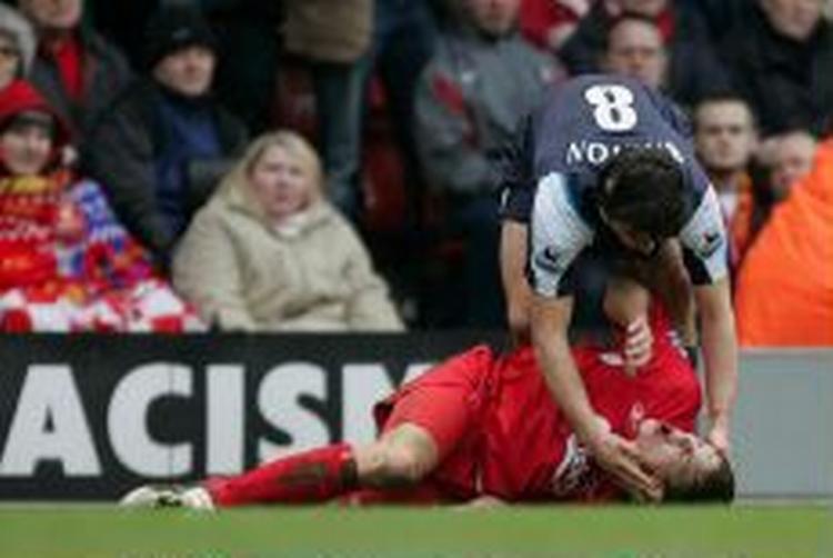 Daniel Agger i græsset efter en hård takling fra Citys Joey Barton. Stemplingen har nu ført til, at Agger har måttet melde afbud til onsdagens U21-landskamp. - Foto: AP 
