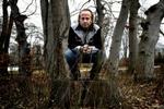 BIBELBÆLTE. Levi Henriksens ved godt, at forestillingen om forfattere er, at de går i jakker med skindlapper på albuerne, men han kan ikke se nogen grund til at skifte tøjstil, bare fordi han ikke er countrymusiker længere.   Foto: Jakob Ehrbahn 