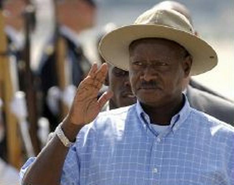 Allerede i første valgrunde genvandt den siddende ugandiske præsident Yoweri Museveni sin post på magtens tinde. 