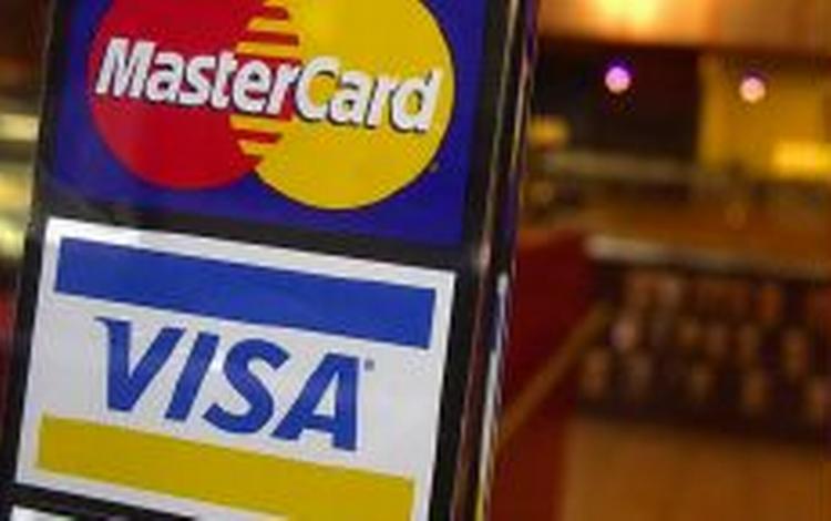 Indehavere af et Visakort eller et Mastercard skal være varsomme med at svare på forespørgsler om kortoplysninger via mail. - Arkivfoto: AP 