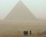 I Kairo har arkæologer fundet et soltempel. Storbyen er i forvejen hjemsted for flere af de oldgamle pyramider, der her ses under en sandstorm for nylig. - Arkivfoto: AP 