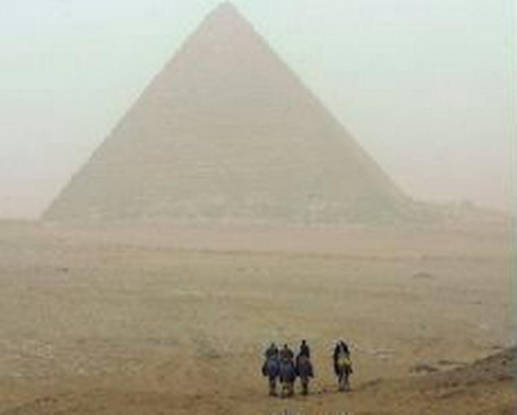 I Kairo har arkæologer fundet et soltempel. Storbyen er i forvejen hjemsted for flere af de oldgamle pyramider, der her ses under en sandstorm for nylig. - Arkivfoto: AP 