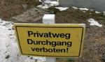 Et afspærret område på øen Rügen i Nordtyskland, hvor der nu er konstateret fugleinfluenza i en kat. - Foto: AP 