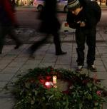 Lys og blomster præger stedet, hvor mordet på Olof Palme fandt sted for 20 år siden. - Foto: AP 