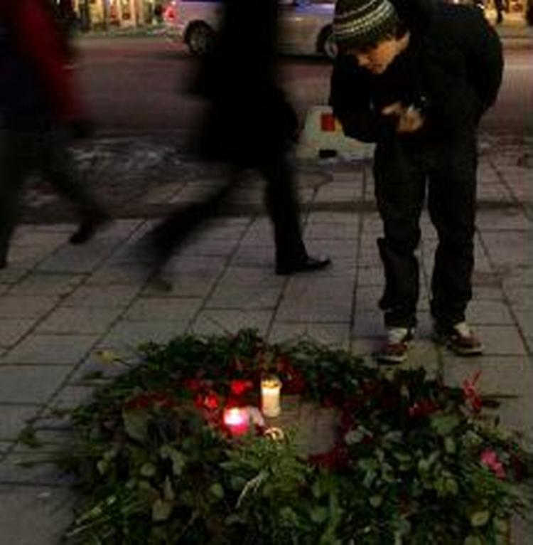 Lys og blomster præger stedet, hvor mordet på Olof Palme fandt sted for 20 år siden. - Foto: AP 