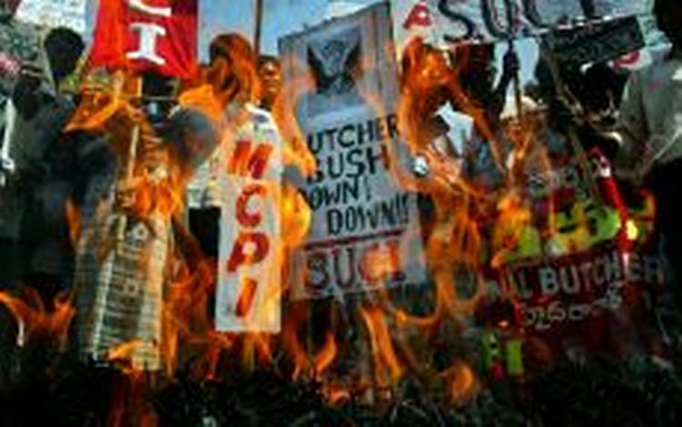 Tusindvis af indiere er på gade i protest over USA's præsident Bush' besøg i landet - Foto: AP 