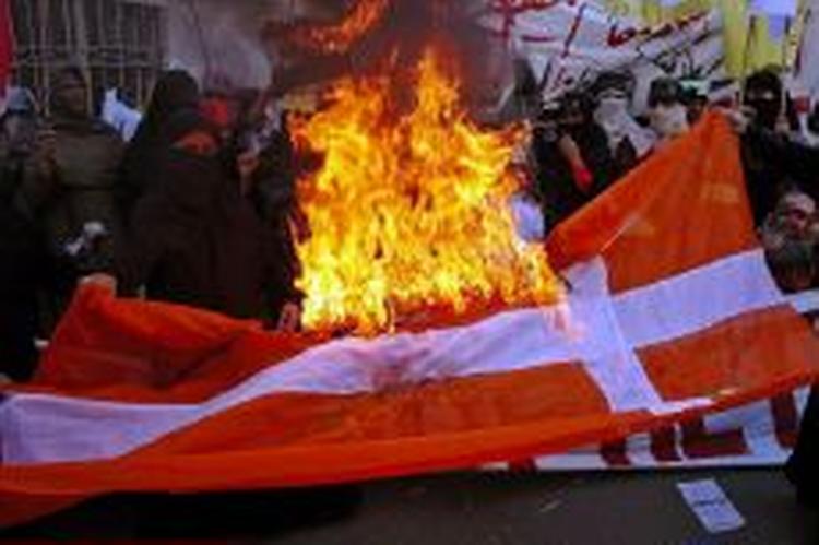 I Pakistan har styr på forskellen mellem det schweiziske og det danske flag. Anderledes forholder det sig i Aserbajdsjan. - Foto: AP 