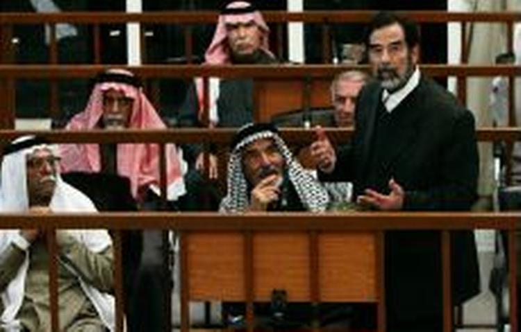 Saddam Hussein tilstår markafbrændinger efter mislykket attentatforsøg. - Foto: AP 