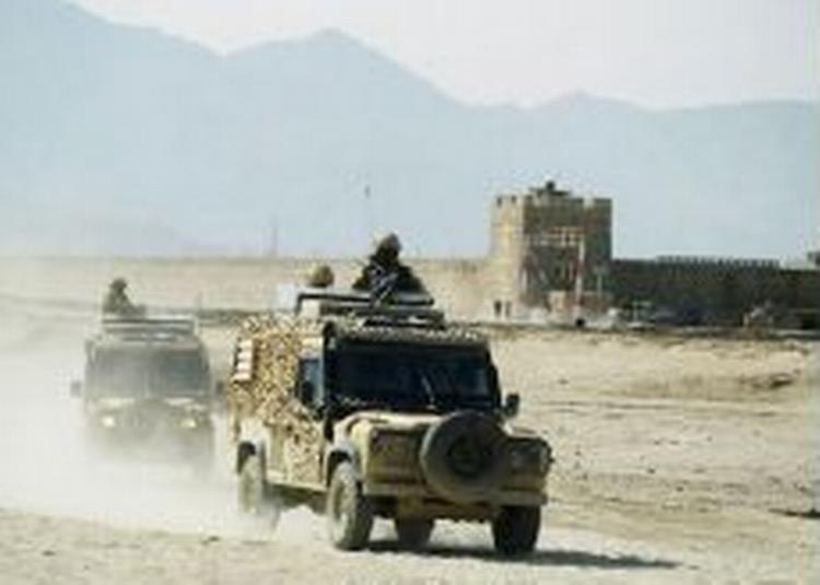 Britiske tropper patruljerer uden for Policharki fængslet ved Kabul, hvor et fire dage langt fangeoprør i dag blev afsluttet. - Foto: AP 