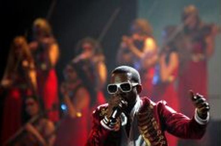 Kanye West skal optræde på årets Roskilde festival. Tirsdag blev to vagter skudt under en koncert med musikeren i Birmingham. - Arkivfoto: AP 