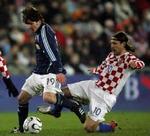 Niko Kovac (th.) forsøger at indhente Argentinas Lionel Messi. - Foto: AP 