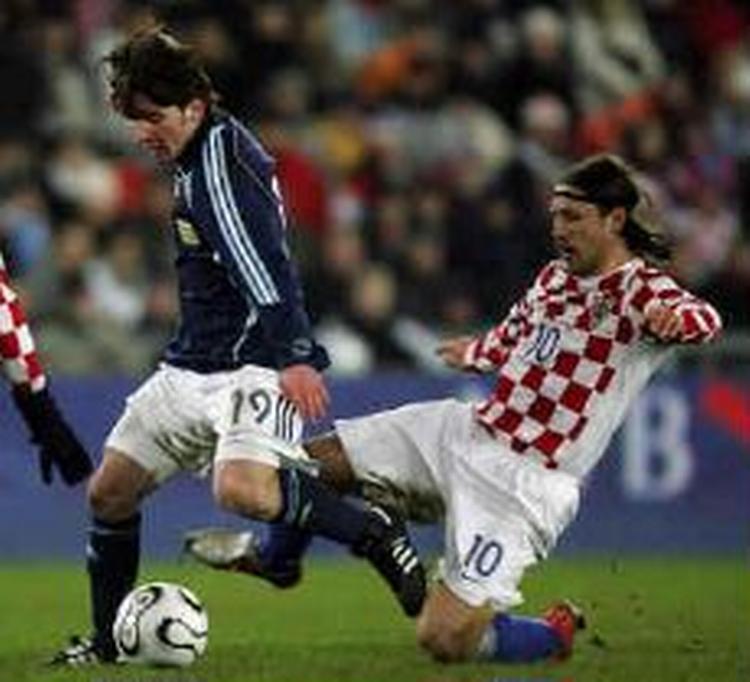 Niko Kovac (th.) forsøger at indhente Argentinas Lionel Messi. - Foto: AP 
