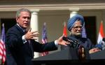 Den indiske premierminister Manmohan Singh lytter til den amerikanske præsident Bush under pressemødet i Delhi. - Foto: AP 
