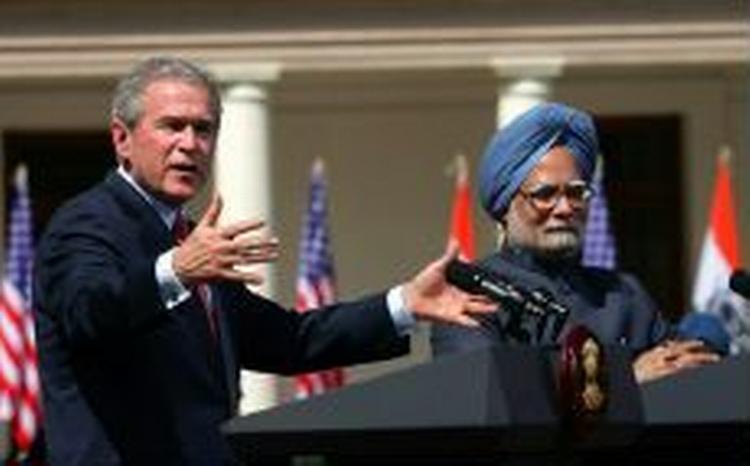 Den indiske premierminister Manmohan Singh lytter til den amerikanske præsident Bush under pressemødet i Delhi. - Foto: AP 