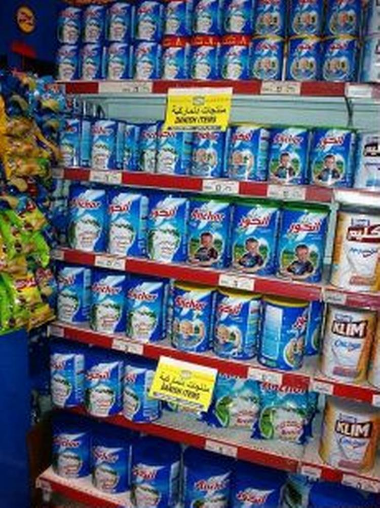 Supermarkeder og butikker i Saudi-Arabien har advaret mod Arlas varer med gul tape.   Foto: Arla 