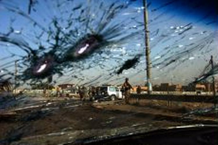 En sunni-leders konvoj blev i dag angrebet i Irak. Han slap med livet i behold, men den politiske krise vokser i det splittede land. - Foto: AP 
