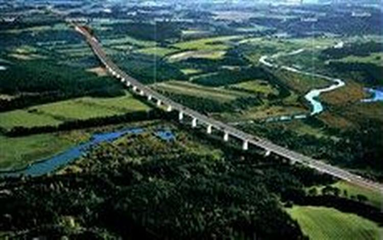 Sådan kan motorvejen over Gudenådalen komme til at se ud, hvis det står til et politisk flertal.   Illustration: Vejdirektoratet 