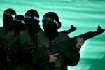 Maskerede Hamas-militante på øvelse i Gaza. - Arkivfoto: AP 