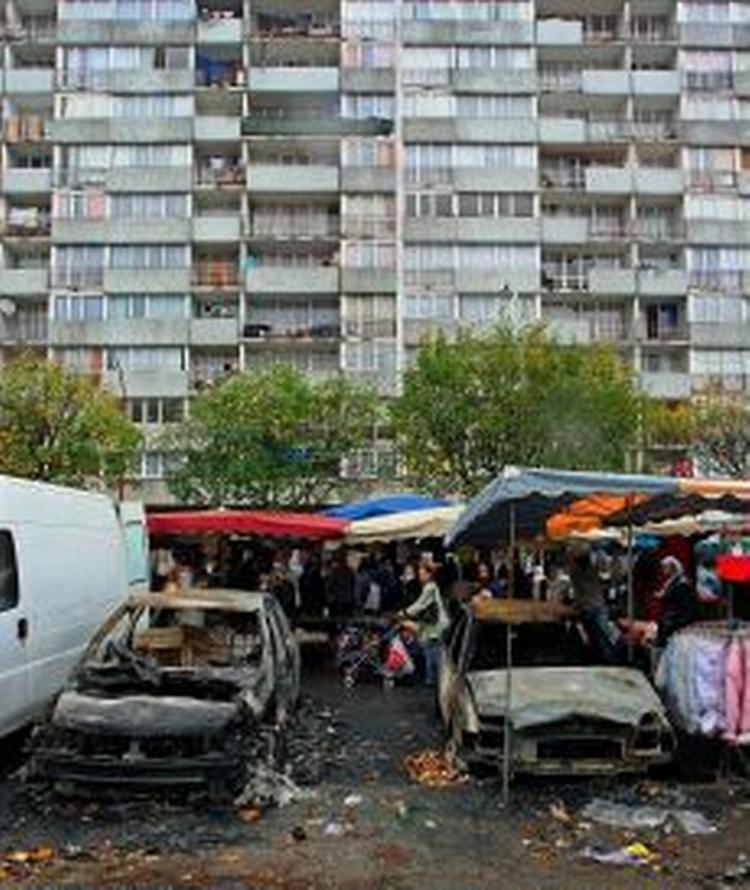 ØST FOR PARIS. Efterårets oprør har gjort den sociale ghetto til et offentligt anliggende i Frankrig.   Foto: Jacques Brinon 