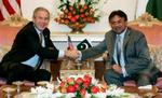 Bush og Musharraf trykker hænder efter mødet i Islamabad. - Foto: AP 