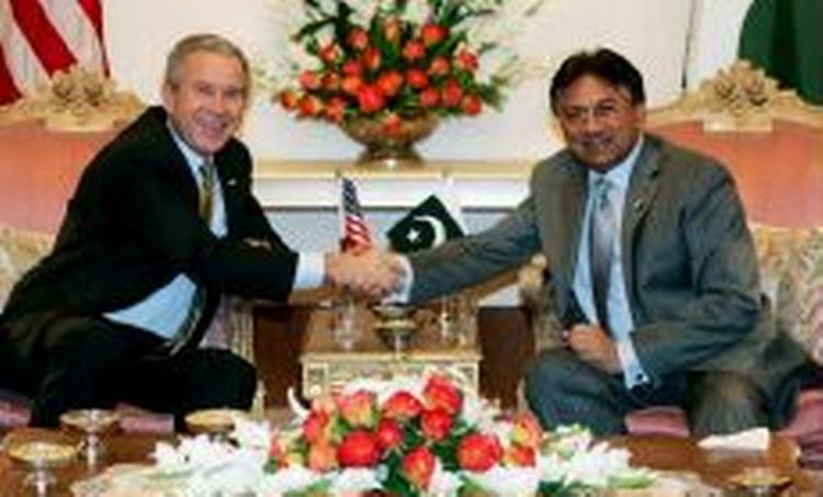 Bush og Musharraf trykker hænder efter mødet i Islamabad. - Foto: AP 
