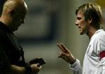 Dommerne skal køre den hårde linje til sommerens VM. Her ses den norske dommer Tom Henning Øvrebø over for Englands David Beckham. - Arkivfoto: Jacob Erbahn 