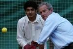 Bush' benyttede besøget i Pakistan til at tage et spil cricket - udover at han mødtes med præsident Musharraf og blandt andet diskuterede Muhammed-tegninger. - Foto: AP 