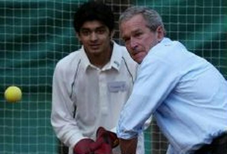 Bush' benyttede besøget i Pakistan til at tage et spil cricket - udover at han mødtes med præsident Musharraf og blandt andet diskuterede Muhammed-tegninger. - Foto: AP 