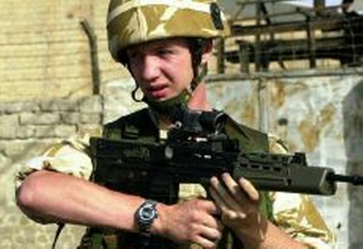 En britisk soldat på patrulje i Basra. Ifølge anonyme kilder i forsvarsministeriet i Storbritannien skal koalitionens sodlater snart trækkes hjem. - Arkivfoto: AP 