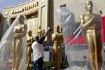 Kæmpe Oscar-statuetter præger den røde løber foran The Kodac Theatre, hvor forberedelserne til aftenens Oscar-show er i fuld gang. - Foto: AP 