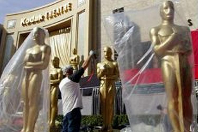 Kæmpe Oscar-statuetter præger den røde løber foran The Kodac Theatre, hvor forberedelserne til aftenens Oscar-show er i fuld gang. - Foto: AP 