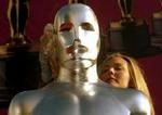 En kæmpeveresion af Oscar-statuetten gøres her klar til Oscar-aften. En dansker er med i opløbet. - Foto: AP 