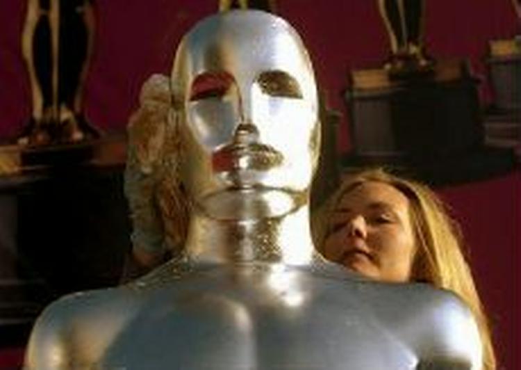 En kæmpeveresion af Oscar-statuetten gøres her klar til Oscar-aften. En dansker er med i opløbet. - Foto: AP 