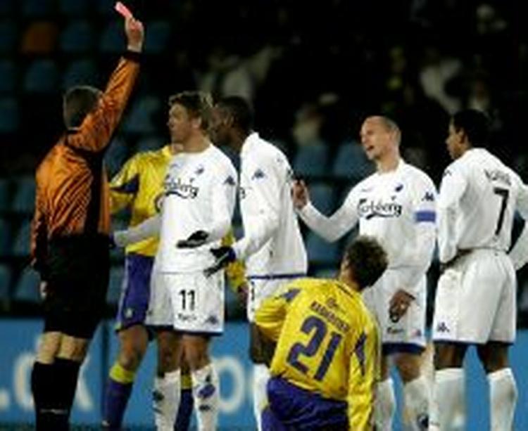 To røde kors fik FCK i mindretal og Brøndby foran. - Foto: Jens Dresling 