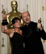De to producere Paul Haggis (th.) og Cathy Schulman kunne noget overraskende modtage Oscar-statuetterne for bedste film for 'Crash'. - Foto: AP 