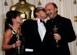 Producerne på den overraskende Oscar-vinder 'Crash', Cathy Schulman og Paul Haggis, jubler over Oscar-sejren sammen med Jack Nicholson (i midten). - Foto: AP 