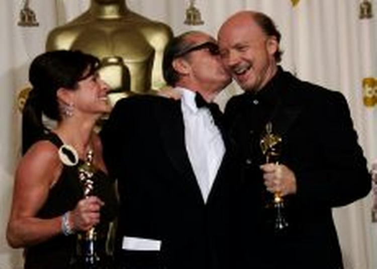 Producerne på den overraskende Oscar-vinder 'Crash', Cathy Schulman og Paul Haggis, jubler over Oscar-sejren sammen med Jack Nicholson (i midten). - Foto: AP 