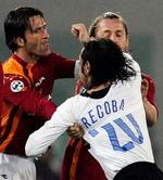 Romas Cristian Panucci i diskussion med Alvaro Recoba. - Foto: AP 