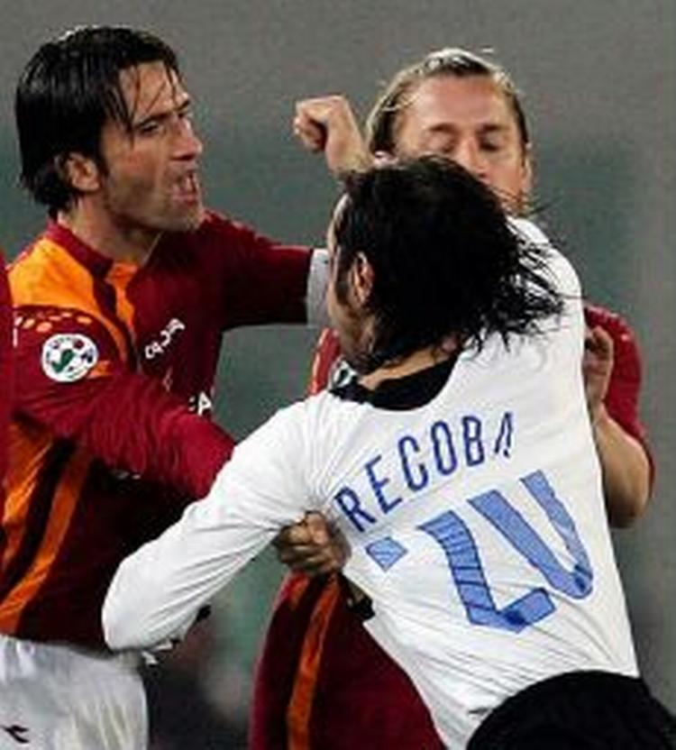 Romas Cristian Panucci i diskussion med Alvaro Recoba. - Foto: AP 