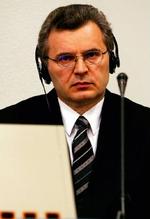 Den tidligere leder af de kroatiske serbere under Balkan-krigen, Milan Babic, har taget sit eget liv i cellen i Haag, hvor han var idømt 13 års fængsel. - Arkivfoto: AP 