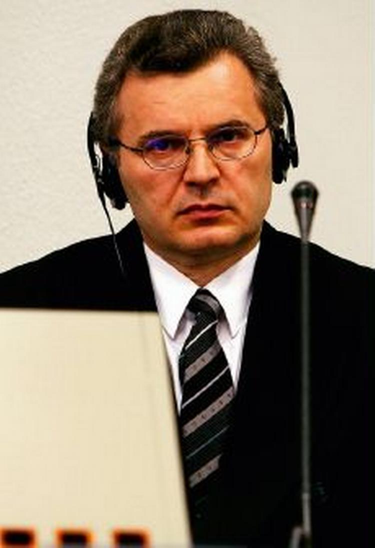 Den tidligere leder af de kroatiske serbere under Balkan-krigen, Milan Babic, har taget sit eget liv i cellen i Haag, hvor han var idømt 13 års fængsel. - Arkivfoto: AP 
